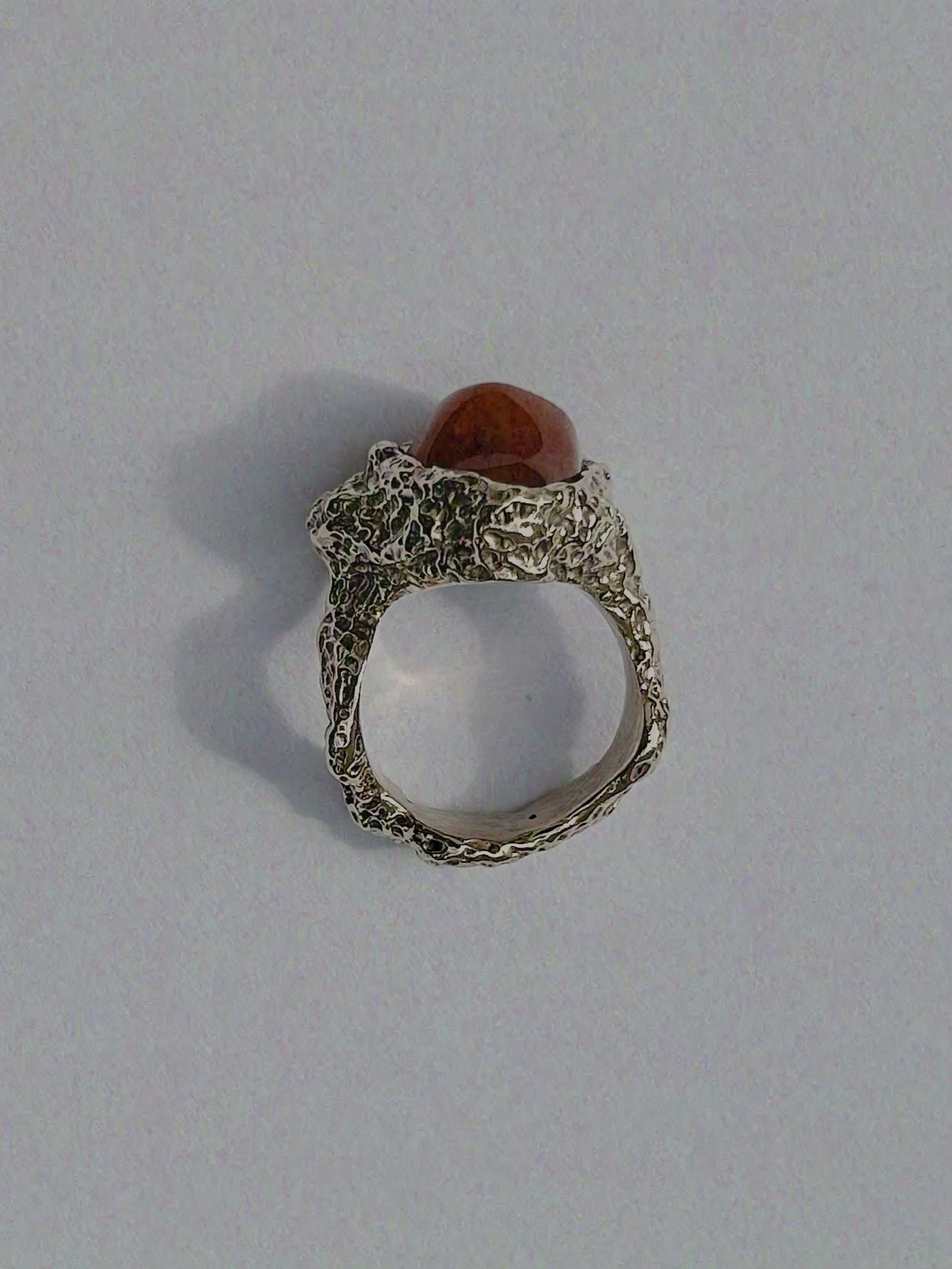 Raw textured surface of handmade sculptural jewellery 4. Csendélet / object culture kép Fájlnév: organic-jewellery-object-composition.jpg Alt text: Organic sculptural jewellery arranged in an editorial object composition 5. Hangulati / részletkép Fájlnév: contemporary-sculptural-jewellery-detail.jpg Alt text: Detail of contemporary sculptural jewellery with imperfect organic texture Fontos SEO-megfigyelés Az alt text: legyen természetes ne legyen túl hosszú ne legyen keyword stuffing írja le ténylegesen a képet ne legyen tele vesszővel és kulcsszavakkal A fájlnevek: kisbetűsek kötőjelesek ékezet nélküliek rövidek, de leíróak A te brandednél különösen fontos, hogy az alt text ne váljon webshoposan sterilré vagy túl SEO-szagúvá. Inkább editorial leírásként működjön.